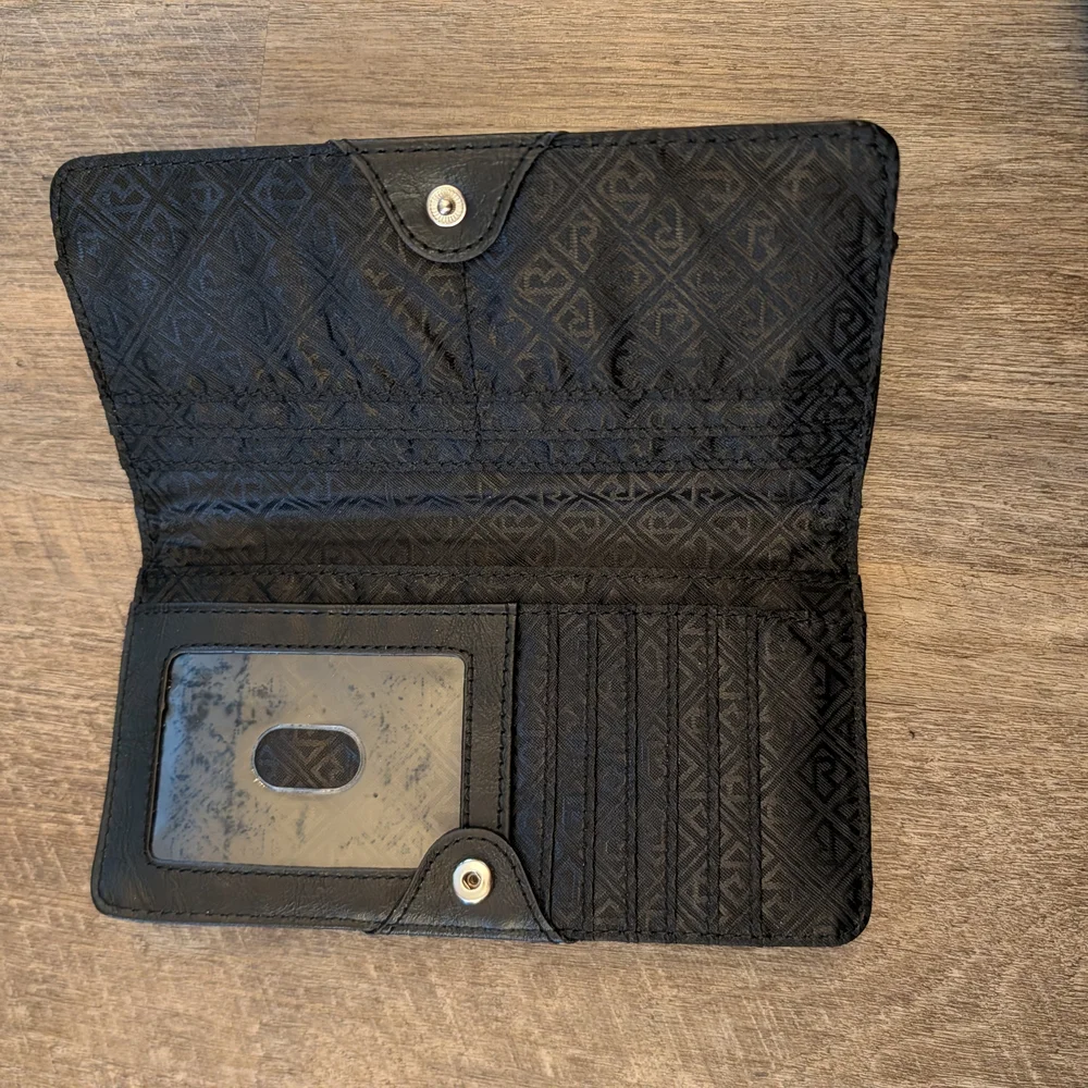 Classic black wallet by Relic with a clean, minimalist design 🖤